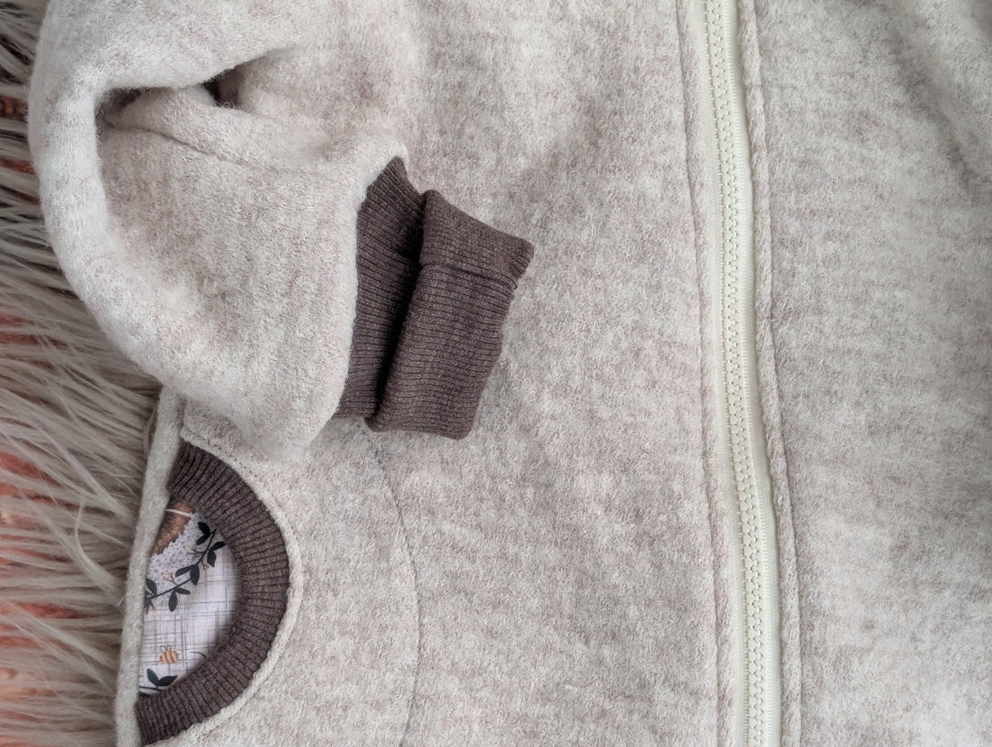 Baby-Walkoverall aus Wollwalk mit Löwen-Applikation – Handgemacht & kuschelig warm
