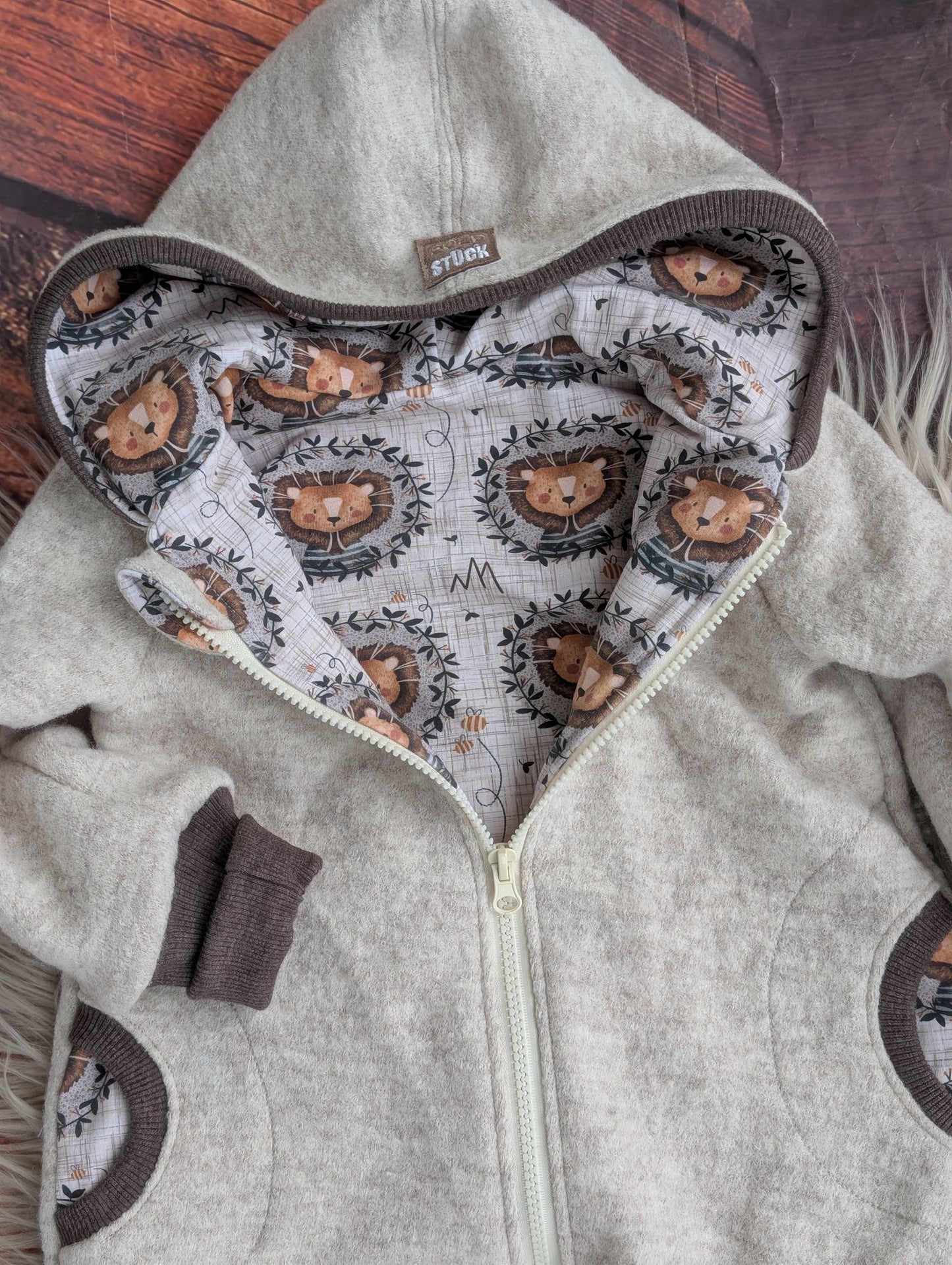 Baby-Walkoverall aus Wollwalk mit Löwen-Applikation – Handgemacht & kuschelig warm