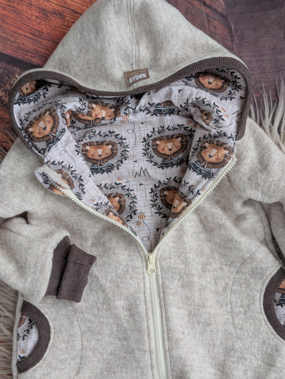 Baby-Walkoverall aus Wollwalk mit Löwen-Applikation – Handgemacht & kuschelig warm