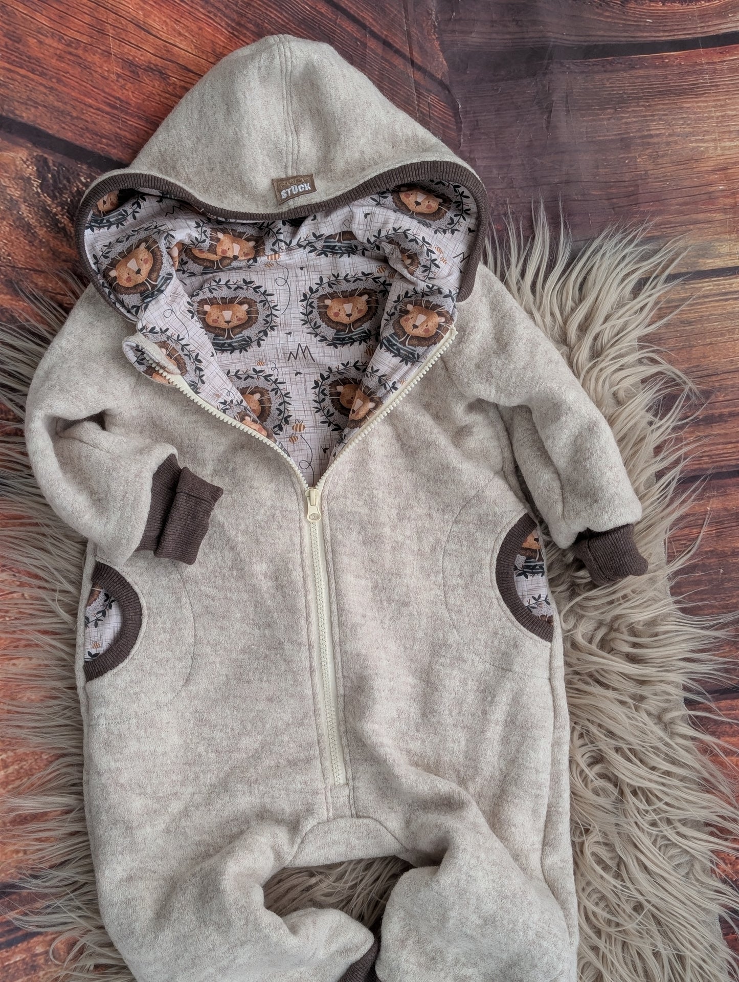 Baby-Walkoverall aus Wollwalk mit Löwen-Applikation – Handgemacht & kuschelig warm
