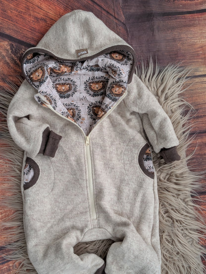 Baby-Walkoverall aus Wollwalk mit Löwen-Applikation – Handgemacht & kuschelig warm