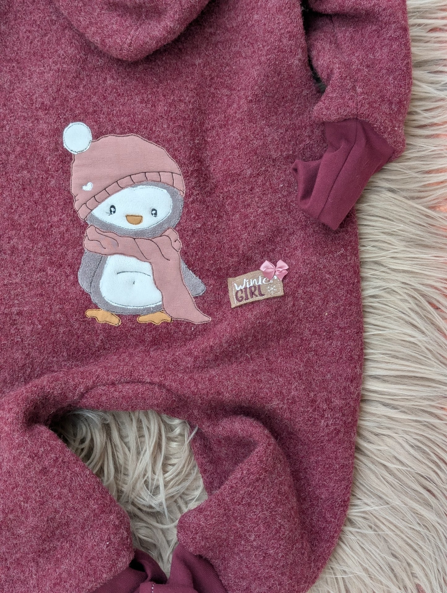 Baby-Walkoverall aus Wollwalk mit  Pinguin-Applikation und Taschen – Handgemacht & kuschelig warm