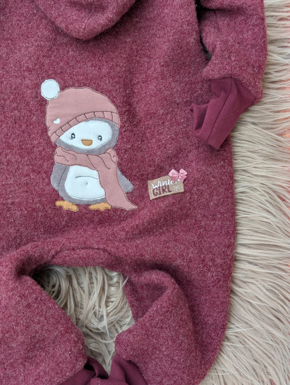 Baby-Walkoverall aus Wollwalk mit  Pinguin-Applikation und Taschen – Handgemacht & kuschelig warm