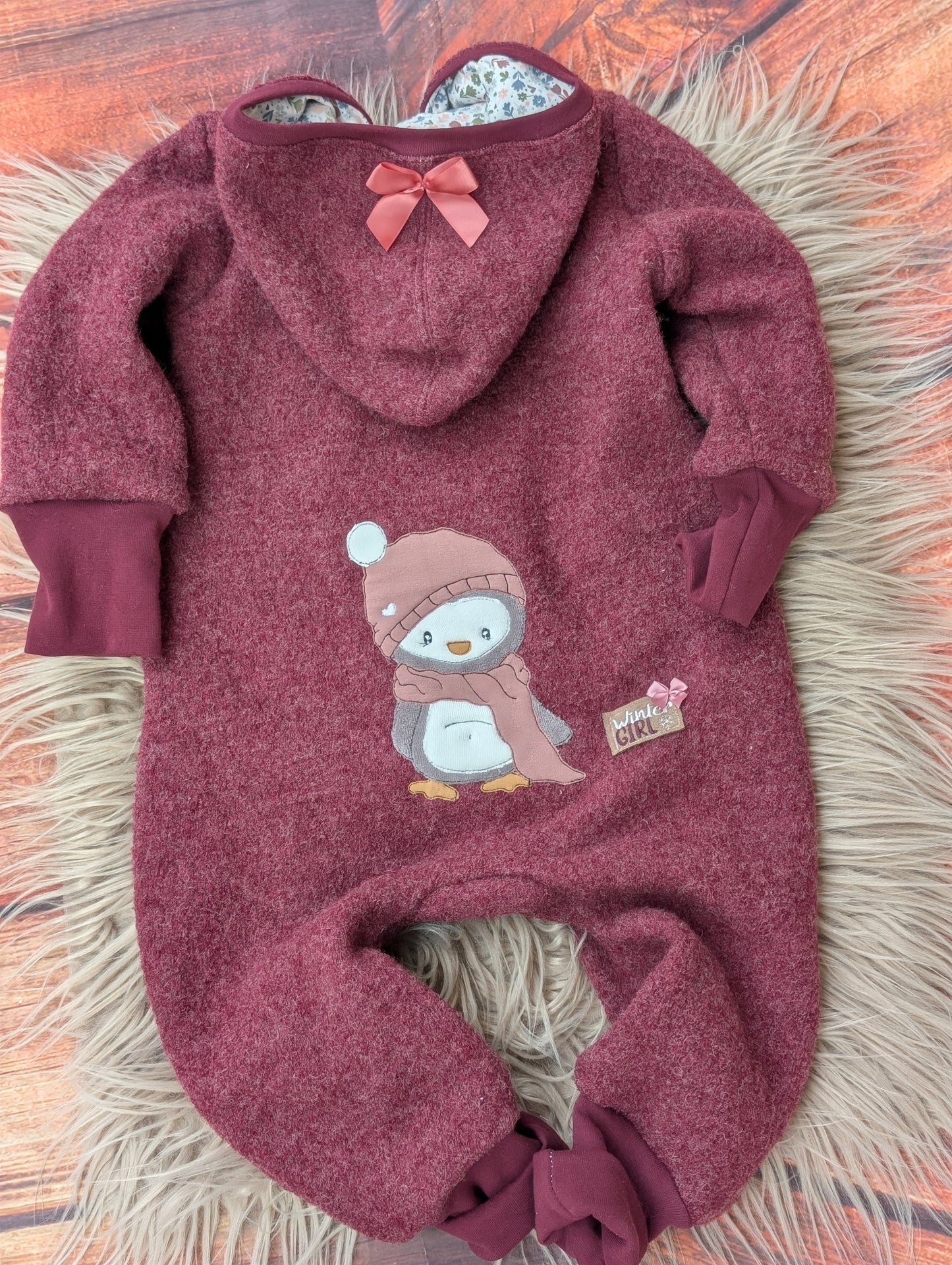 Baby-Walkoverall aus Wollwalk mit  Pinguin-Applikation und Taschen – Handgemacht & kuschelig warm