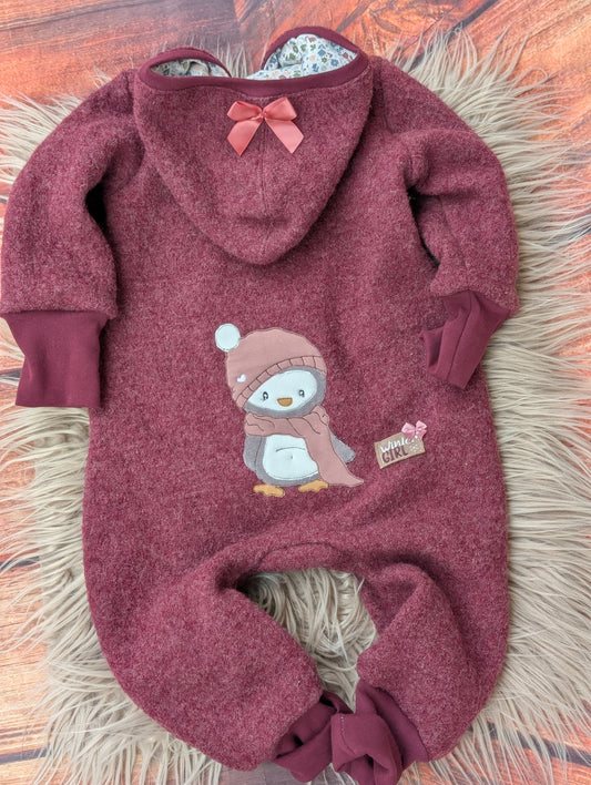 Baby-Walkoverall aus Wollwalk mit  Pinguin-Applikation und Taschen – Handgemacht & kuschelig warm
