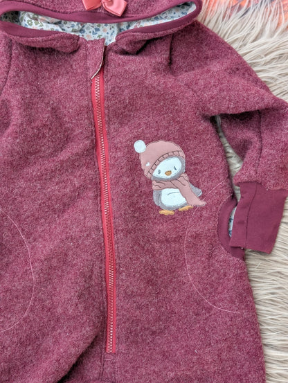 Baby-Walkoverall aus Wollwalk mit  Pinguin-Applikation und Taschen – Handgemacht & kuschelig warm