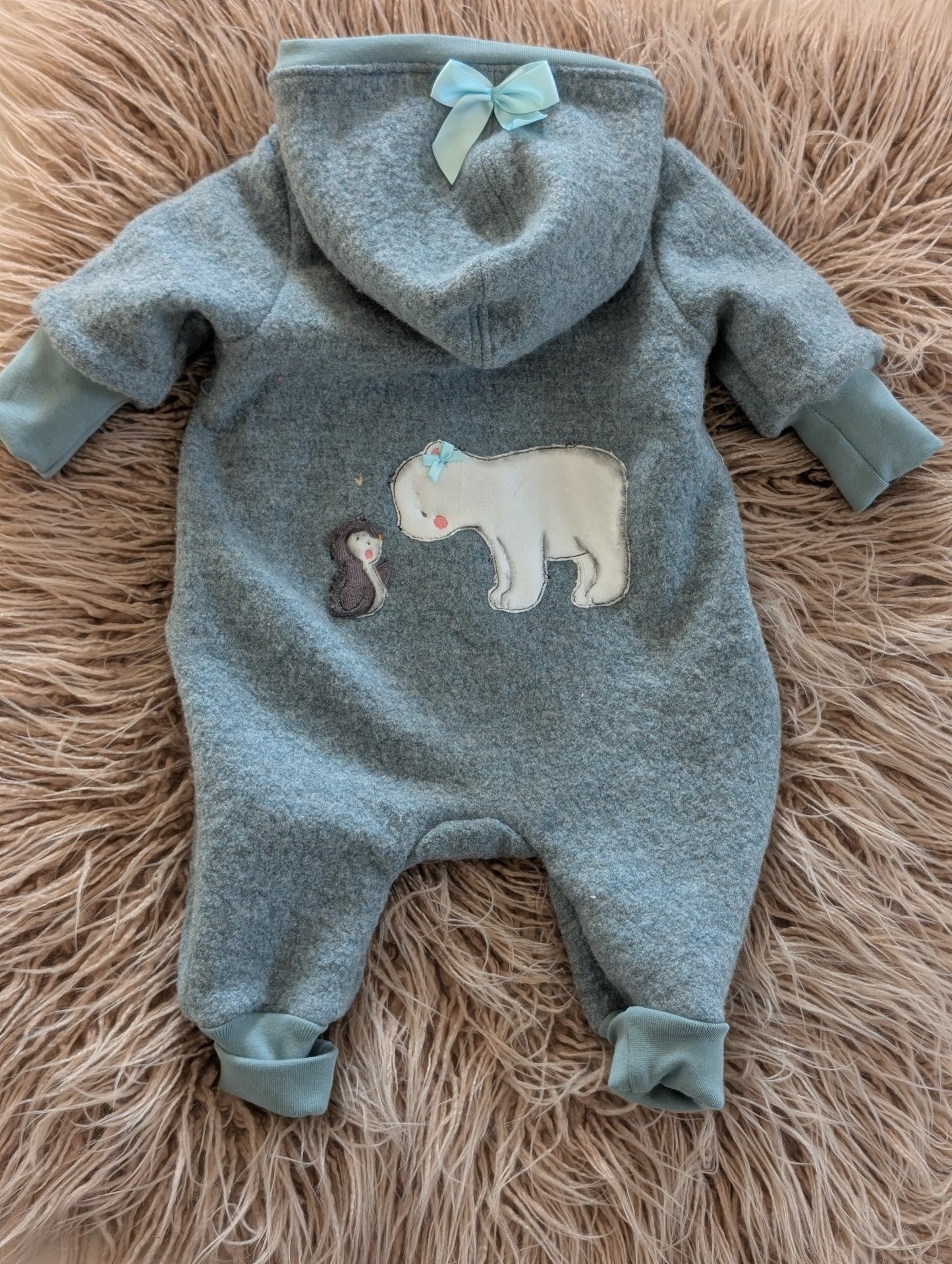 Baby-Walkoverall aus Wollwalk mit Eisbär-Applikation – Handgemacht & kuschelig warm