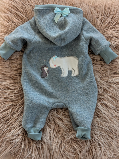 Baby-Walkoverall aus Wollwalk mit Eisbär-Applikation – Handgemacht & kuschelig warm