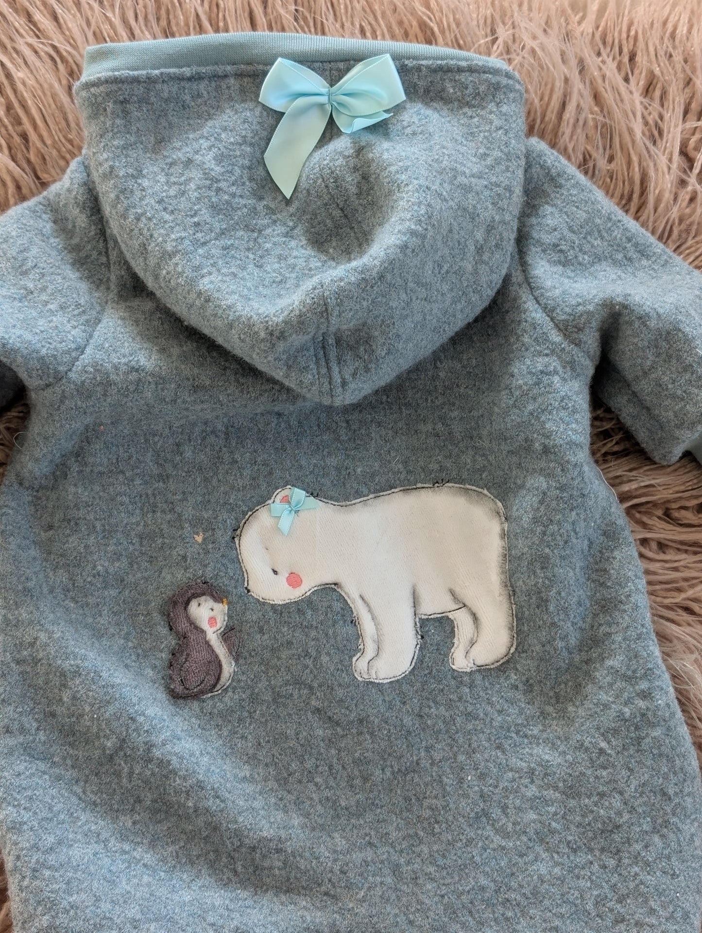 Baby-Walkoverall aus Wollwalk mit Eisbär-Applikation – Handgemacht & kuschelig warm