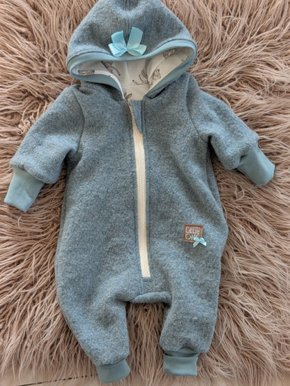 Baby-Walkoverall aus Wollwalk mit Enten-Applikation – Handgemacht & kuschelig warm