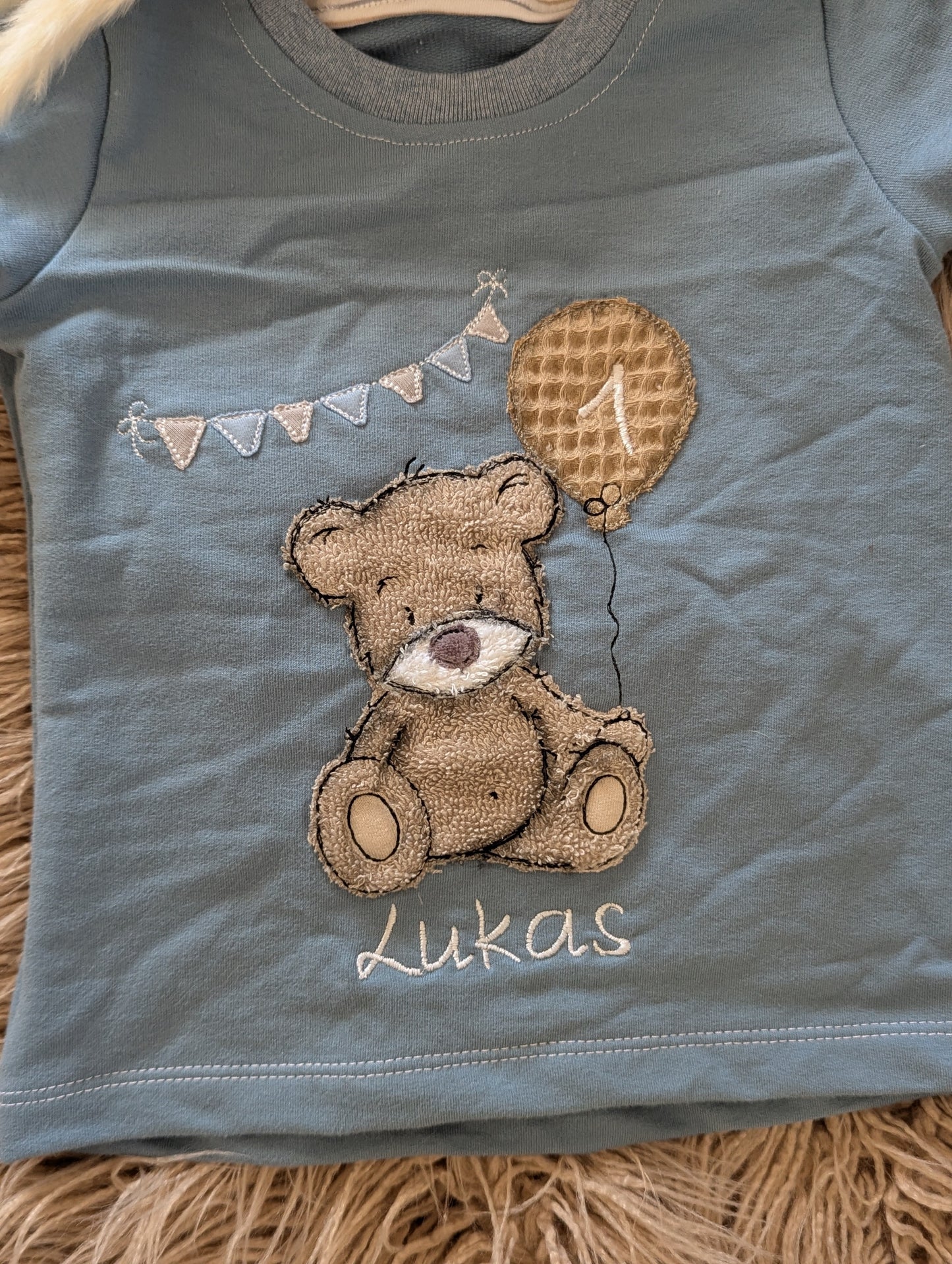 Personalisiertes Geburtstagsshirt mit Teddy, Name & Geburtstagszahl 🧸🎈